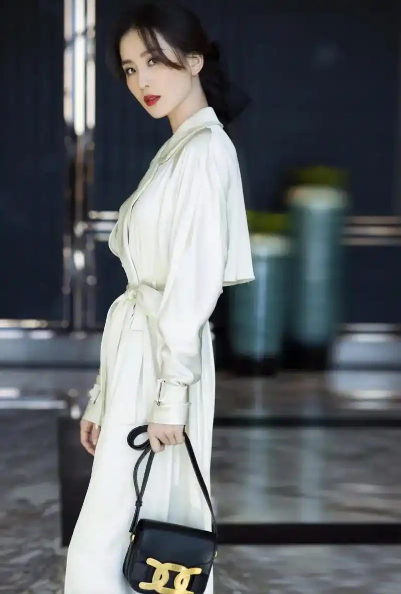 刘诗诗气质真好穿风衣配半扎发优雅精致无滤镜生图颜值也没崩