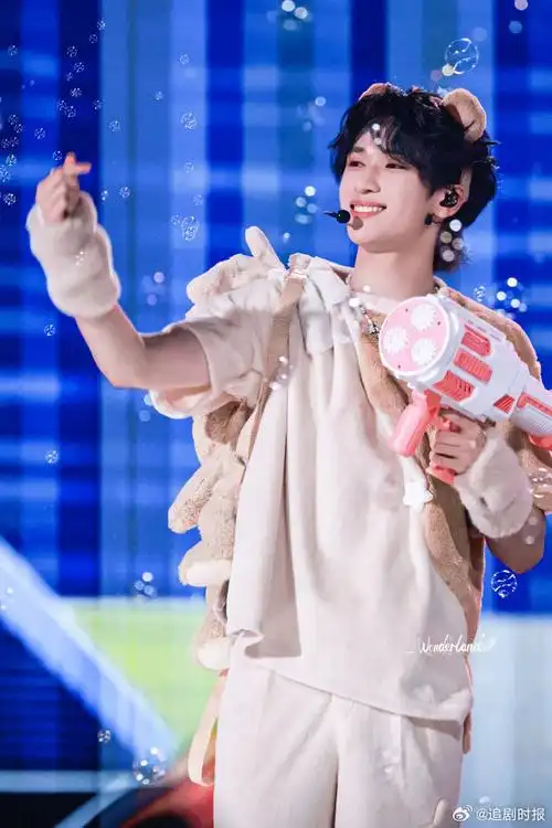 严浩翔小熊包##严浩翔比耶歪头笑##严浩翔拍贺峻霖脑袋