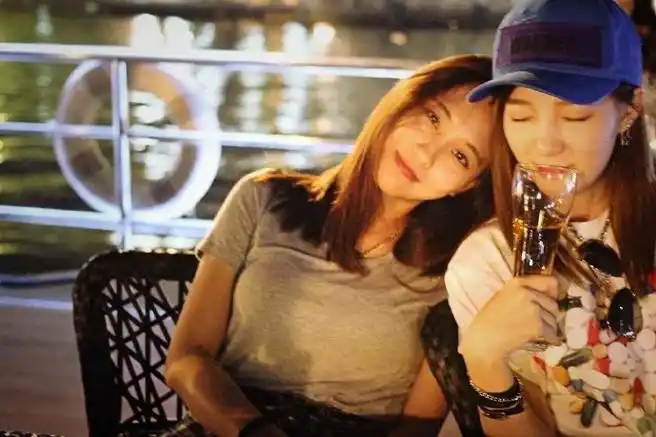 孟佳王霏霏10年前vs现在合照