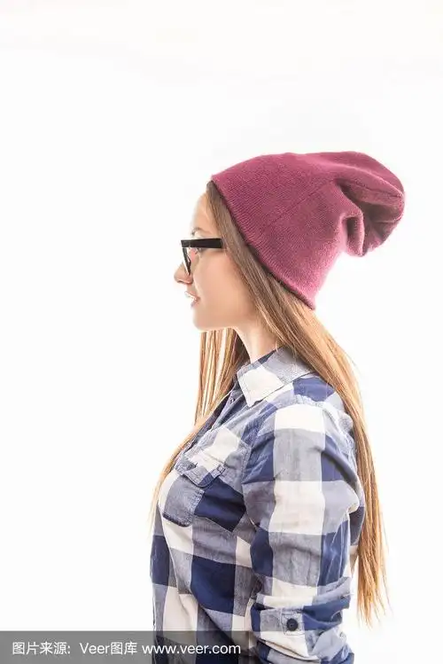 侧面照片的女孩在眼镜和紫罗兰帽子