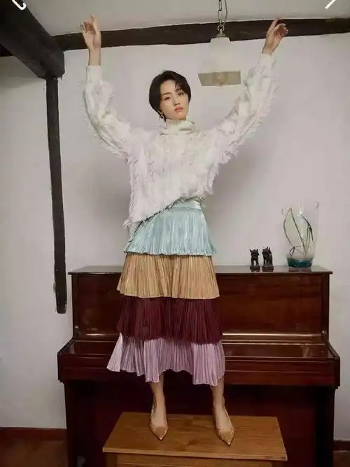 她是《鸡毛飞上天》中没心没肺的蔡晓丹,是《花谢花飞花满天》中温婉