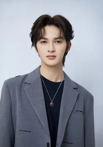 被誉为"人间仙子"的朱正廷,因绝美的容颜被评选为亚太区最帅100张面孔