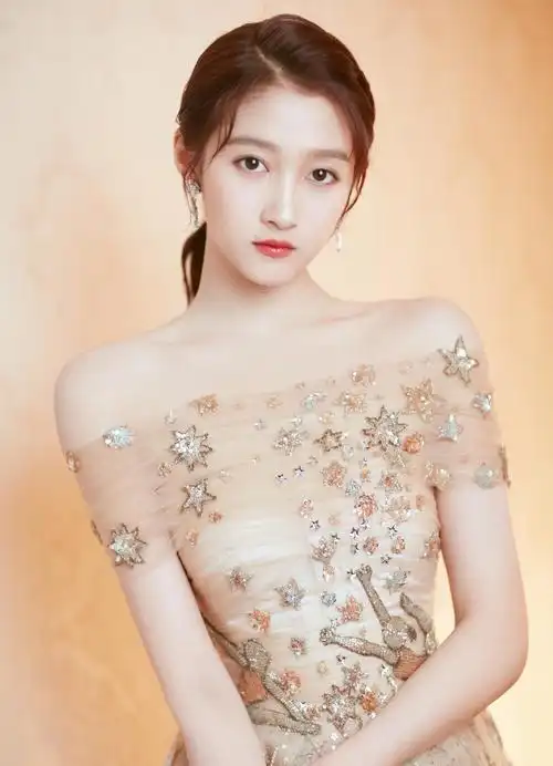 关晓彤薄纱轻掩玉臂秀香肩 裸色长裙优雅大气衣品获好评