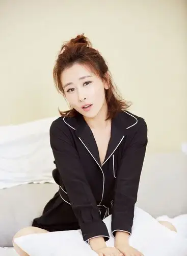 毛俊杰:绿色深v礼服,高贵优雅不失性感,女人味十足!