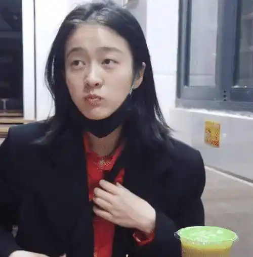 原创张雪迎拿驾照素颜出镜有痘印黑眼圈不化妆和普通女生差不多