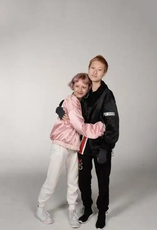 成龙女儿吴卓林彻底放飞自我,剃寸头穿破洞卫衣,颜值气质比爹差