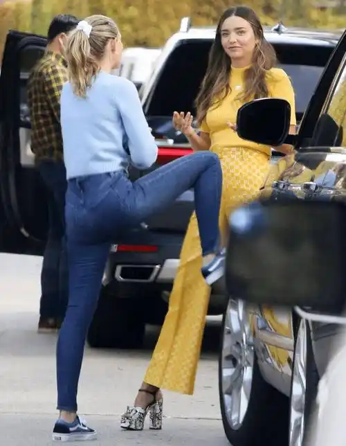 米兰达可儿真胖了,穿露脐装赘肉明显,迷你裙紧绷感觉全程在憋气_高调