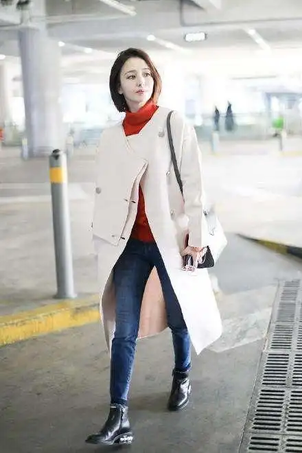 其实佟丽娅的个子并不算高挑,身高1米64的她,完全是凭借着过人的衣品