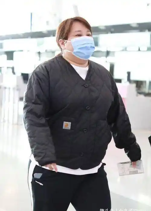 原创38岁贾玲走机场太喜感夹克打扮爆五五身材胖得找不到脖子了