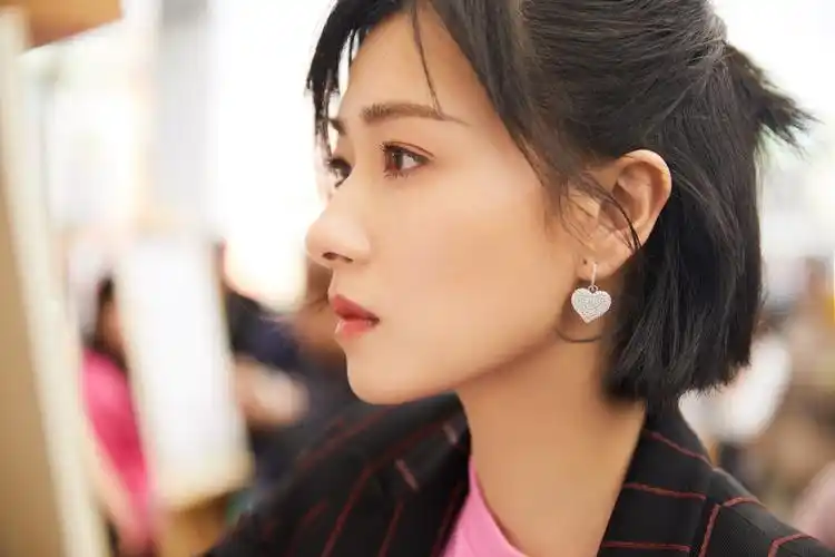 万茜性感时尚魅力写真图片