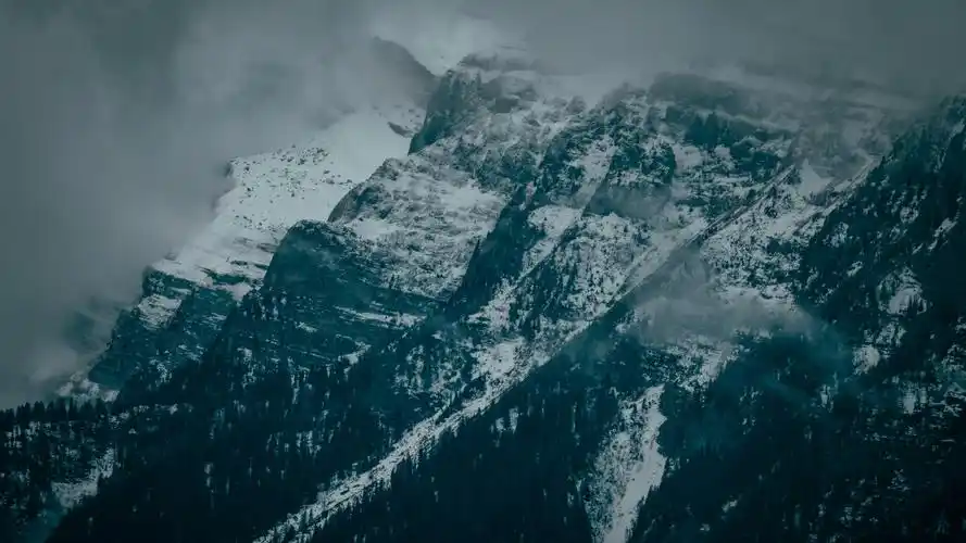 壁纸 山,岩石,雪,冬天,雾 5120x2880 uhd 5k 高清壁纸, 图片, 照片