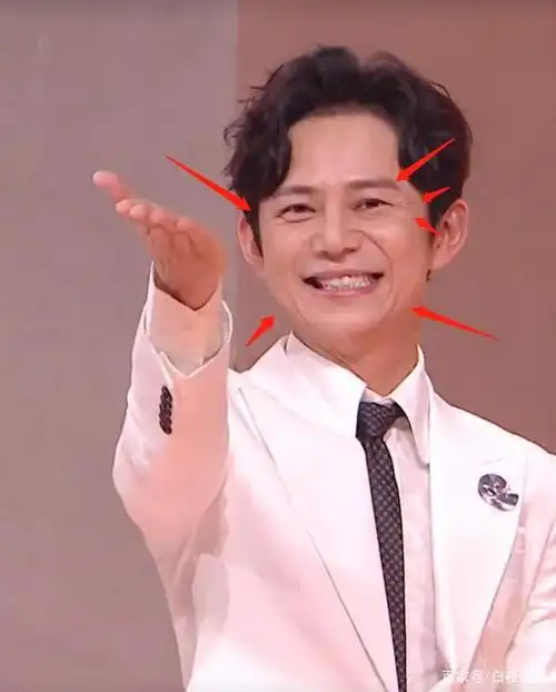 何炅主持618晚会,无美颜无滤镜皱纹明显,终于相信他有46岁了