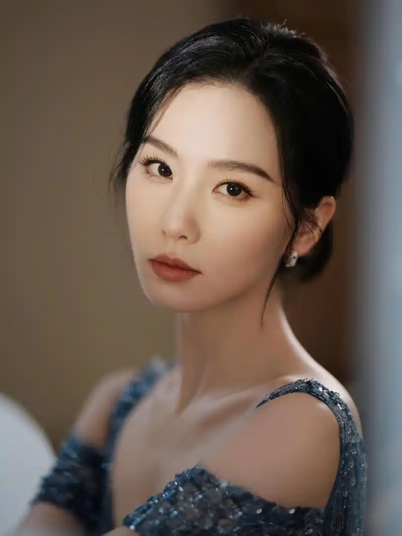 气质如兰刘诗诗温文尔雅大小姐系列写真浅蓝亮片露背长裙气质出众