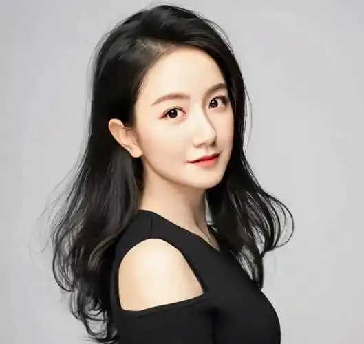 朱珠虽家世显赫,多年挣扎却无果,直至点掉唇边痣,才终迎事业春天.