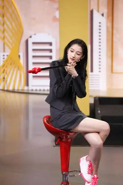 关晓彤身材真好,穿正装身姿挺拔像"橱窗模特",一双长腿太迷人