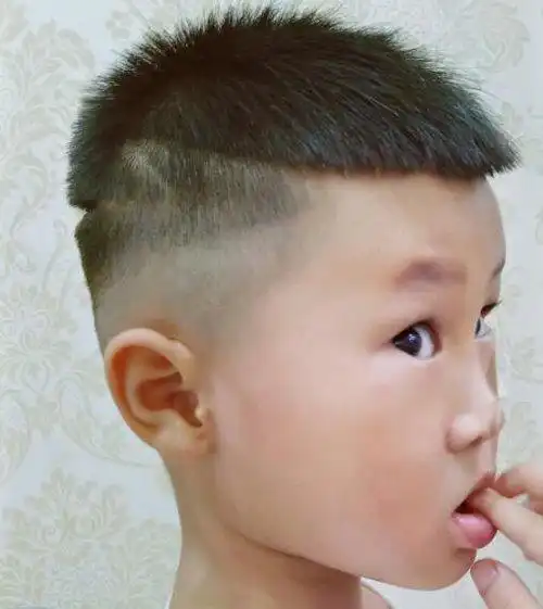 就没见过这么酷的男童刻痕发型发型师专为男童设计的剃两边短发