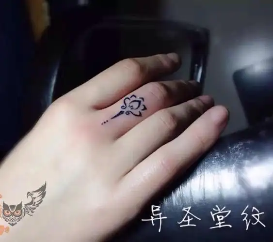 手指莲花纹身