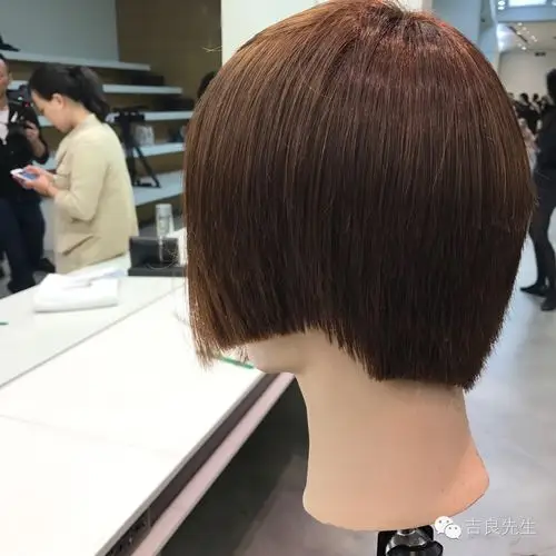 剪好的发型,凌厉的线条就是在致敬vidal sassoon先生当年的五点式发型