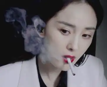 先说杨幂,她最近拍了一部戏,是和佟丽娅,雷佳音一起主演的《刺杀小说