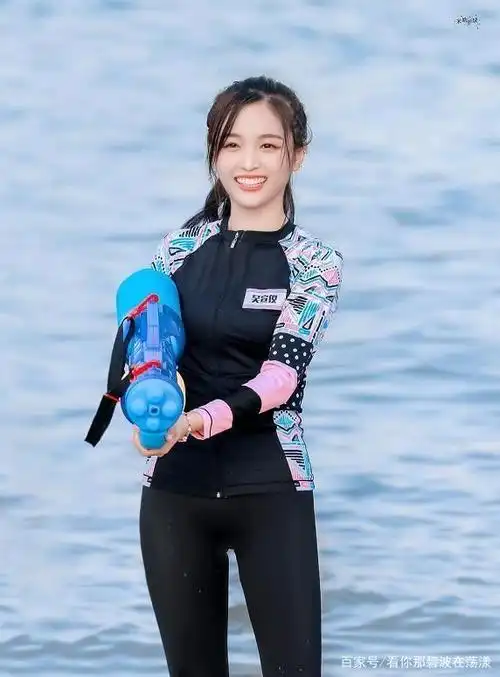 吴宣仪尸体真的可以击中,一种没有重量的紧身泳衣,标准的衣架