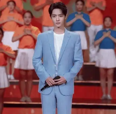 肖战穿白衬衫拍摄广告,双手插兜太帅气,连工作人员都目不转睛