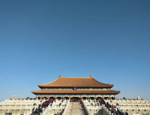 当脚踏进故宫门的第一步,入眼着实让人震撼,这金碧辉煌的建筑,气势