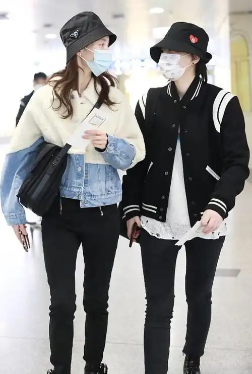 金晨春晚后与李斯丹妮机场同框紧挨一起边走边聊闺