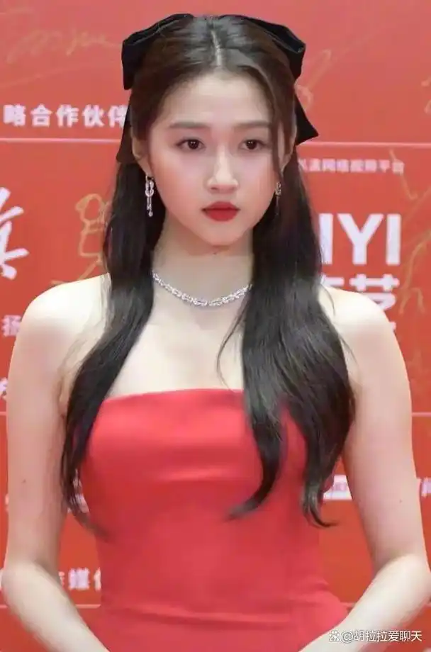 关晓彤终于穿对了,一袭抹胸红裙凹出的"蜂腰削背",美得认不出