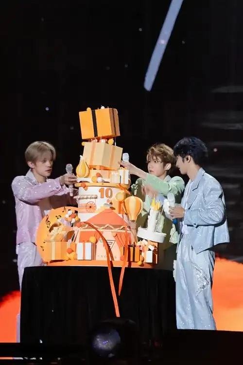 tfboys组合真的有认真在互相帮助,这蛋糕翻的好!