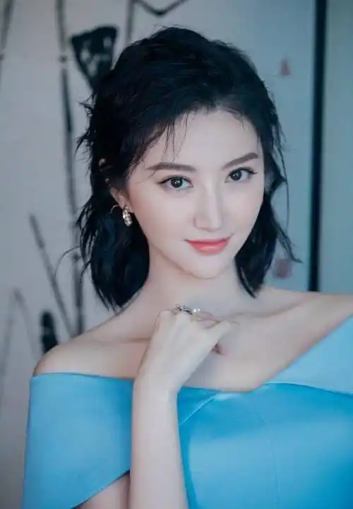 被景甜惊艳了,丸子头搭针织衫小黑裤,瘦出铅笔腿,却意外的时尚_造型