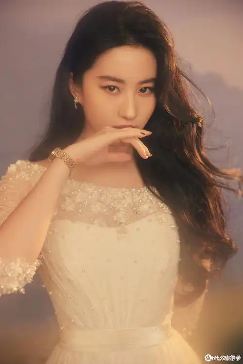 刘亦菲35岁生日晒近照,与猫咪狗狗同框状态超好,衣品也越来越精致,古