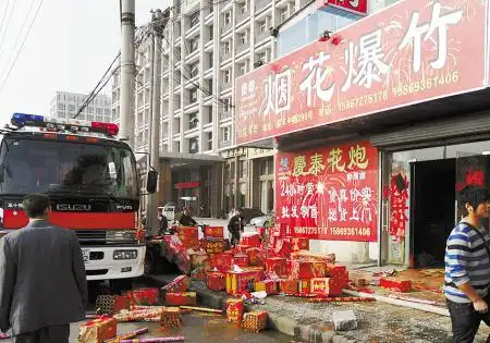 火灾现场旁就是一家烟花爆竹店