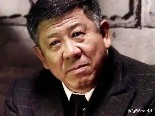 男演员"等多项荣誉,他的演技令人感到惊恐,仅凭一个眼神就能让人毛骨