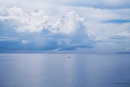 海滨景观与渔船.多云的天空和平静的大海.热带岛屿上的夏季天气.