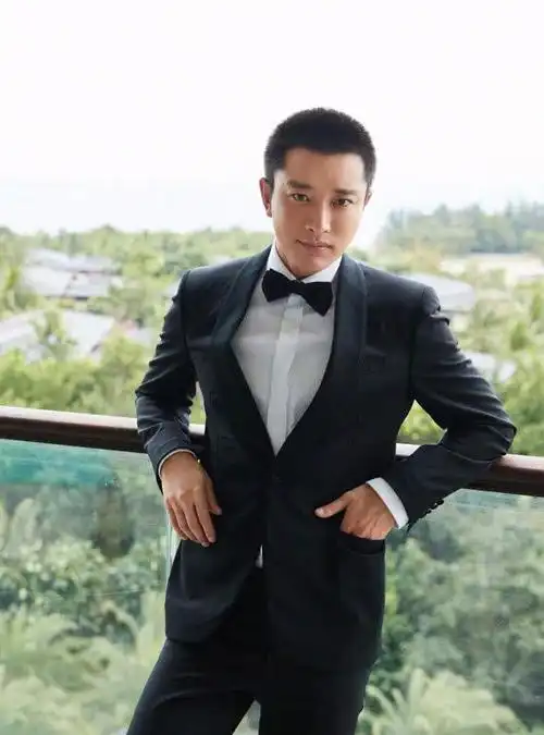 难得见到贾乃亮,剃板寸头清爽利落,穿"巧克力外套"帅气依旧!