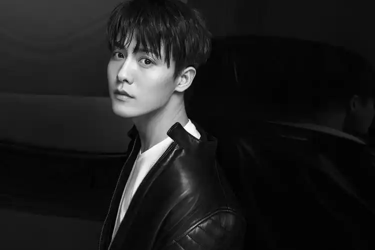 马天宇黑白大片湿发皮衣展现英雄本色