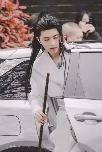蔡徐坤壁纸:侧颜立体精致身姿帅气挺拔,白衣古装的翩翩公子!