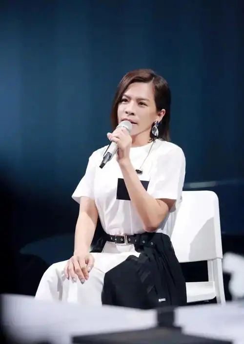 情歌天后化身说书人走进剧场一起听惊叹号歌手演绎小镇故事