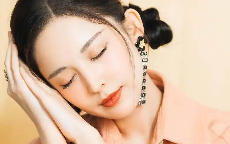 古力娜扎双丸子头甜美高清桌面壁纸