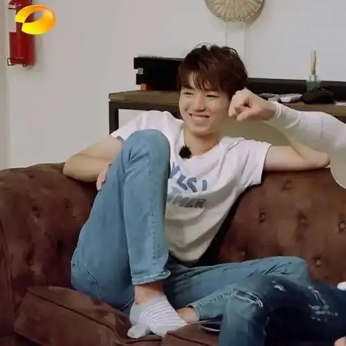 王俊凯奇奇怪怪的袜子合集,是条纹爱好者凯凯子