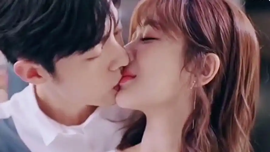 肖战也太会亲了,杨紫被肖战吻到脸红