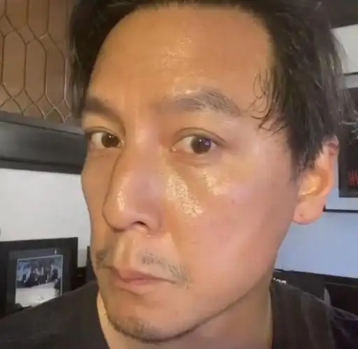 网友台北夜市偶遇吴彦祖,头秃胡子拉碴毫无明星光环,很接地气