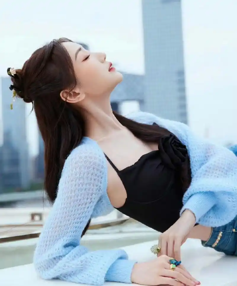 百度秋冬打卡挑战赛#  毛晓彤吊带内衣美照,虽然没有傲人的身材,嫡忖