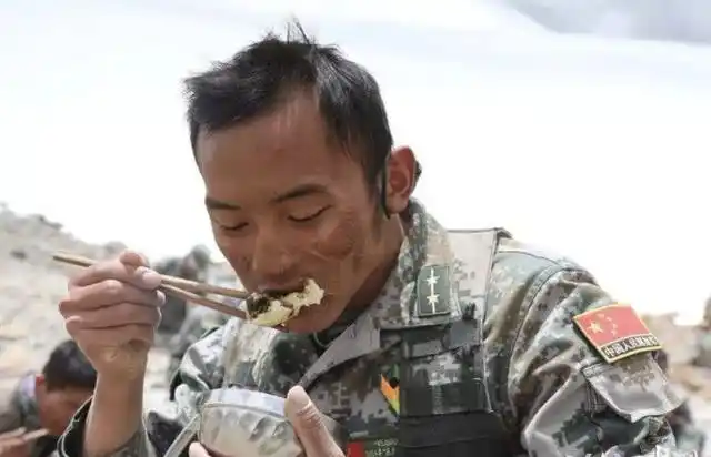 你知道为何要"军人优先"吗?一组真实的照片告诉你!