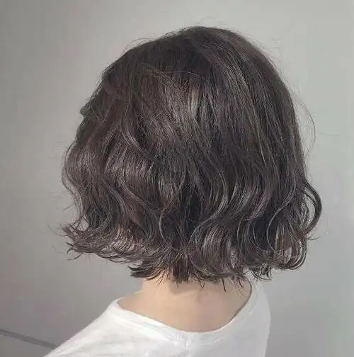 卷发发型中短发2021新款,发型更加时尚迷人