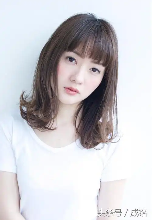 随意自然蓬松自然的短发,也是非常受欢迎的发型之一短碎发自