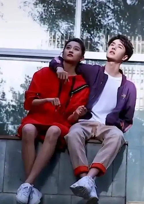 关晓彤身高172,王一博身高180,镜头扫到两人双腿:谁在说谎?