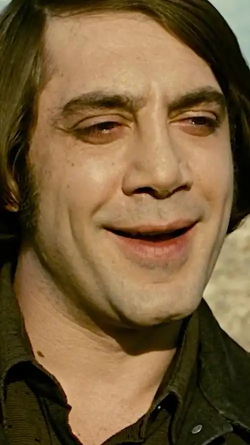 这大叔笑起来还挺邪恶