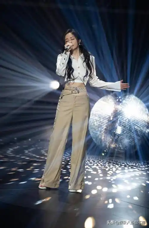 难得一见 露出马甲线的张靓颖这样穿,真的很靓_变化_女声_穿着