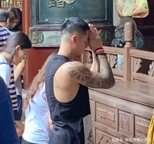 蒋劲夫携女友寺庙拜佛,全身纹身放飞自我,右手大花臂吓坏众人!